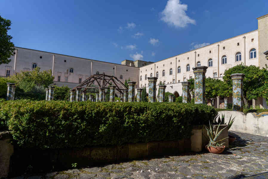 093 - Italia - Nápoles - basílica y convento de Santa Clara - convento - claustro.jpg